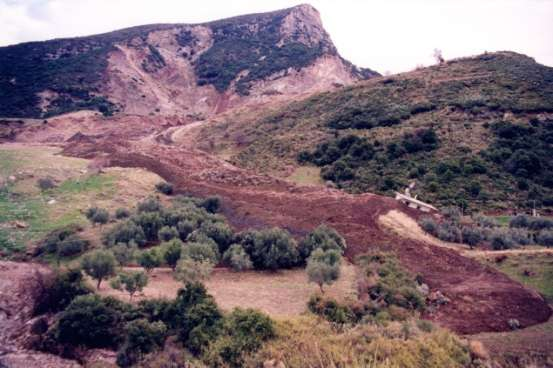 5. Τις παραπάνω διεργασίες διευκολύνουν τέλος οι υποσκαφές που σημειώνονται στο σχηματισμό των κορημάτων, λόγω της δράσης των επιφανειακών νερών κατά μήκος των υδρορευμάτων που δημιουργούνται κύρια