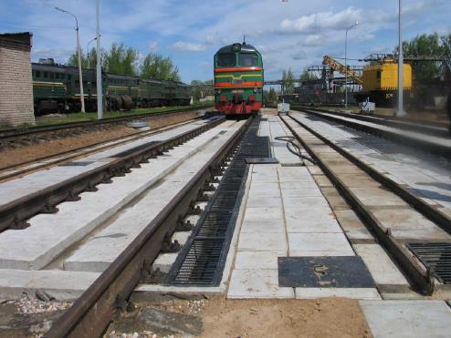 Τοποθέτηση ειδικών επιφανειακών στρώσεων (καλυμμάτων) και συστημάτων αποστράγγισης σε θέσεις όπου σταματά το τρένο όπως πριν από τη σηματοδότηση στους σταθμούς (εικόνες 3.3, 3.