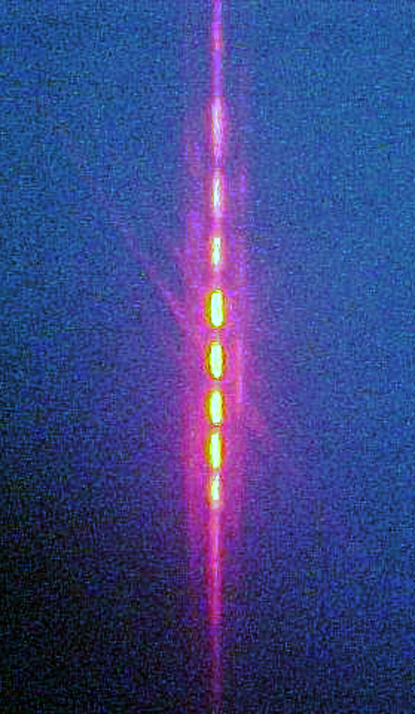 În încercarea sa de a perfecţiona spectroscoapele secolului al XIX- lea, Fraunhofer a creat prima reţea de difracţie prin utilizarea unor fante paralele şi echidistante.