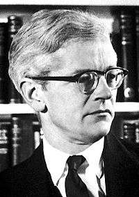 John Kendrew Γεννήθηκε στην Οξφόρδη. Το 1930-1936 παρευρέθηκε στο Trinity College του Cambridge ως σημαντικός μελετητής και αποφοίτησε του στη χημεία το 1939.