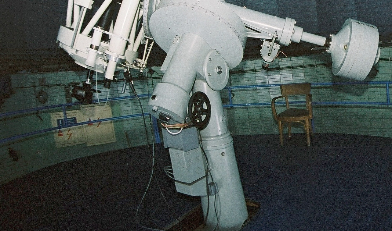 Ďalekohľady so šošovkovou optikou sú šošovkové ďalekohľady refraktory, so zrkadlovými objektívmi zrkadlové ďalekohľady reflektory.