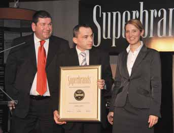 Partnerstva Dodjela Superbrands 2009 Bosna i Hercegovina ZajedniËka fotografija dobitnika Superbrands priznanja Slijeva na desno: Borut ZemljiÊ, Semir BotiÊ i Amela MehiÊ SveËana dodjela priznanja