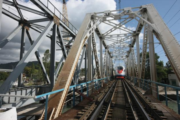 - vybudovanie a rekonštrukcia 54 nástupíšť, - vybudovanie 331 km bariér pozdĺž trate. Počas 4 rokov RŽD investovali do tejto rekonštrukcie 9,5 mld. rubľov (cca 248 mil. ).