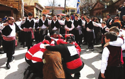 Ertesi yıl bu büyük galibiyeti unutmak istemeyen köy ahalisi olayı şenlik eşliğinde yine canlandırmaya karar verir, bu canladırma her sene Apokries bayramının son Pazar gününde günümüze kadar