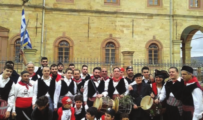 dansı olan Talimi için son hazırlıklar yapılır, Pazar günü sabahı Ayios İoannis ve Ayios Dimitrios kiliselerinde kıyılan ayinlerden sonra korsan giyinen bir grup Ayios Dimitrios kilisesinden yola