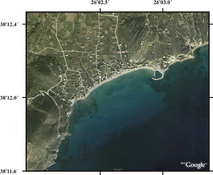 ΚΕΦΑΛΑΙΟ 4. Χερσαίο και θαλάσσιο τμήμα της παραλίας Κώμης. 4.1 Η φυσιογνωμία της περιοχής μελέτης Η αμμώδης και κεντρική παραλία της Κώμης έχει μήκος 900m και πλάτος που κυμαίνεται συνήθως από 20 έως 25m (Εικόνα 4.