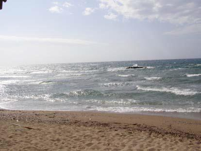 Εικόνα 4.9: α) Ο σκόπελος στο νοτιοδυτικό τμήμα της παραλίας Εικόνα 4.