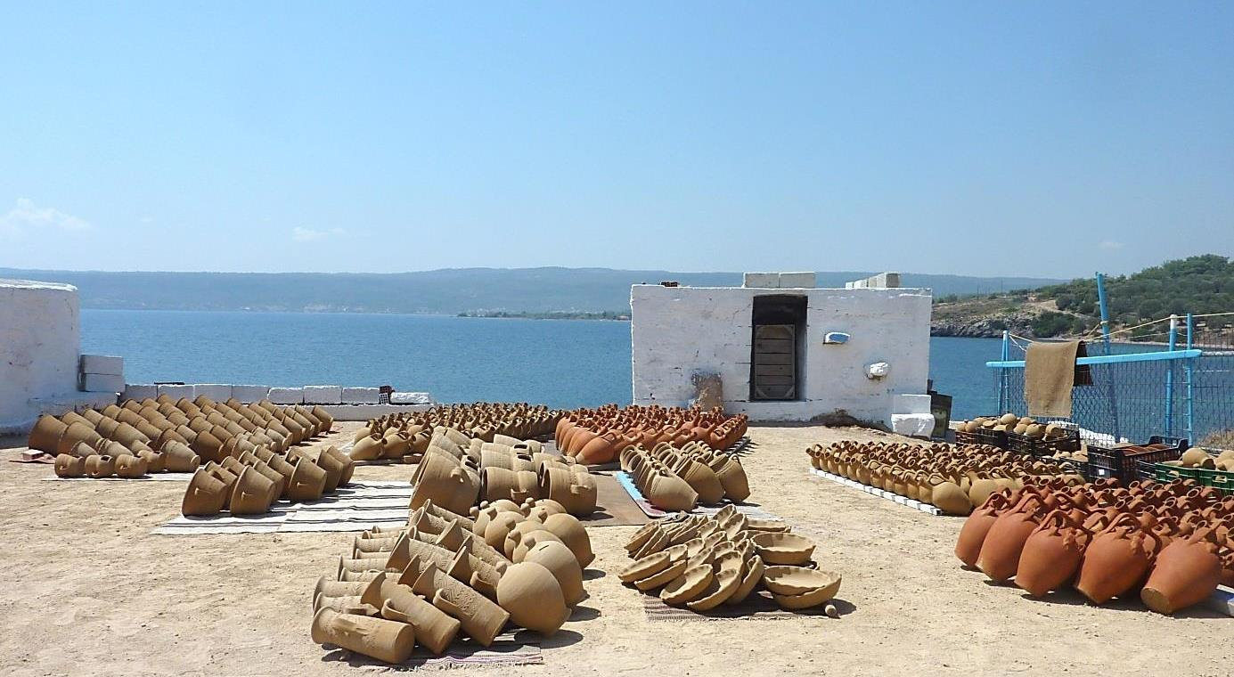 Φθάνοντας κανείς και αντικρίζοντας τον μικρό κάβο, που τον αγκαλιάζει το πέλαγος, κι ένα γύρω τις κατάφυτες από ελιές πλαγιές να καταλήγουν στο μικρό λιμανάκι, η ψυχή του αγαλλιάζει.