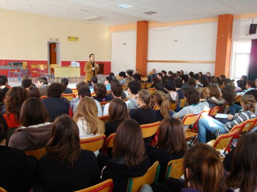 47 01 Προγράμματα για τη Νέα Γενιά Με κεγάιε επηηπρία πξαγκαηνπνηήζεθε ην δηήκεξν πξφγξακκα εθπαίδεπζεο ησλ εζεινληψλ ζηελ Υαιθίδα ηνλ Ηαλνπάξην θαη ζηε Ναχπαθην ηνλ Απξίιην ηνπ 2009.