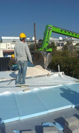 Σύμφωνα με την Στατιστική Υπηρεσία Κύπρου 54% των κτιρίων δεν διαθέτουν καθόλου θερμομόνωση, 43% διαθέτουν διπλά