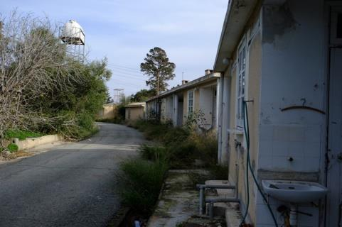 τουριστικές εγκαταστάσεις, εγκατάσταση αφαλάτωσης) τα ιδιαίτερα και σημαντικά πολιτιστικά της στοιχεία.