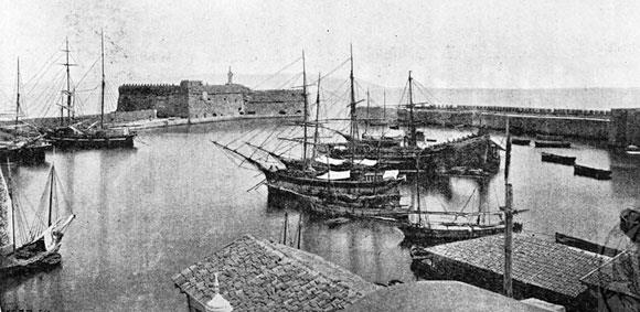 Πριν την κατασκευή των Ενετών υπήρχαν στο βόρειο άκρο των βράχων άλλοι πύργοι οι οποίοι είχαν αναλάβει την φύλαξη της εισόδου στο λιμάνι.