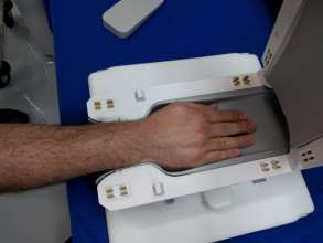 Τοποθετήστε το χέρι του ασθενούς μέσα στο πηνίο. Χρησιμοποιήστε σημάδια στο πηνίο για να διευκολυνθεί η τοποθέτηση, όπως φαίνεται παρακάτω.