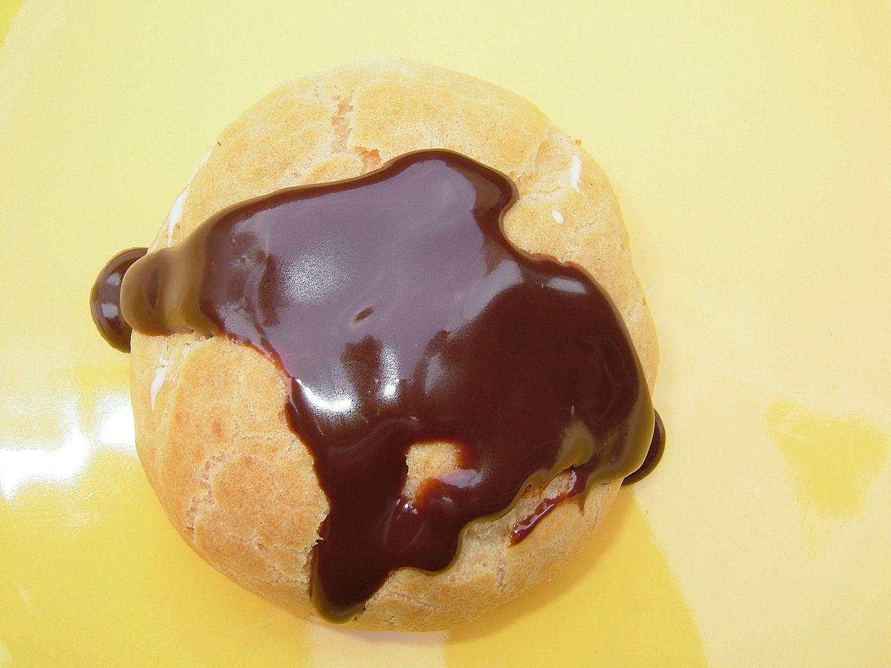 Profiterole choc" by Hcrepin - Own work. Licensed under CC BY-SA 3.