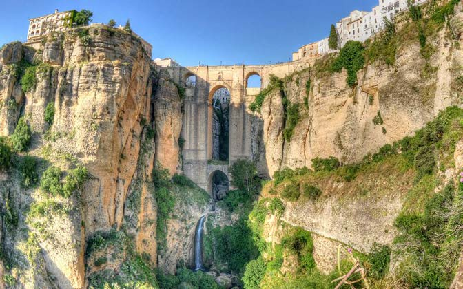 ένα φλαμένκο στην πατρίδα του και να αφεθείτε στον έντονο και γεμάτο πάθος ρυθμό του. Δείπνο. Διανυκτέρευση.