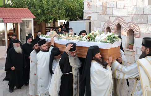 Τέλος, συνεκεντρώθησαν ἅπαντες στὸ Ἀρχονταρίκι τῆς Μονῆς γιὰ τὸ καθιερωμένο κέρασμα.