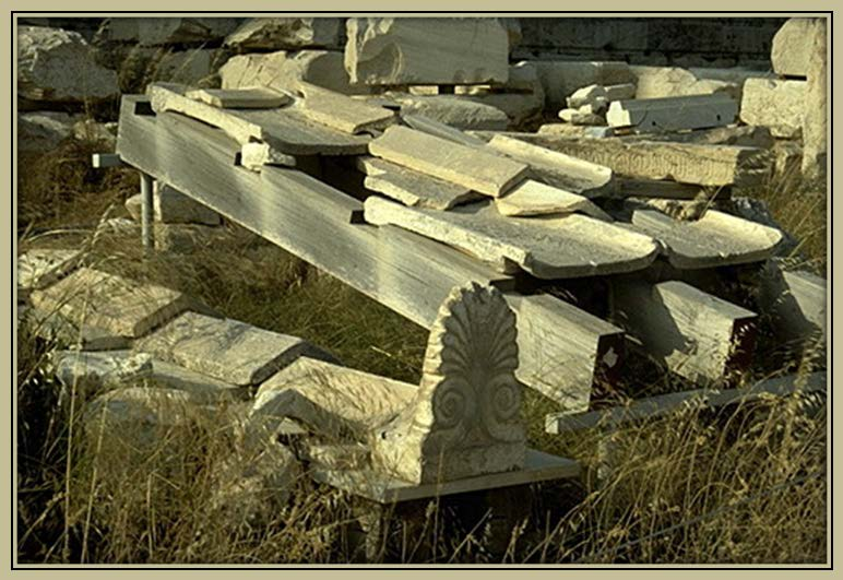 Κεράμωση Τα κεραμίδια του ναού είναι από μάρμαρο Πεντέλης (εικόνα 215.) και ο τύπος τους είναι ο λεγόμενος Κορινθιακός (εικόνα 216.). Λεγόταν έτσι επειδή οι τύποι τους κατασκευάζονταν σε κορινθιακά εργαστήρια.