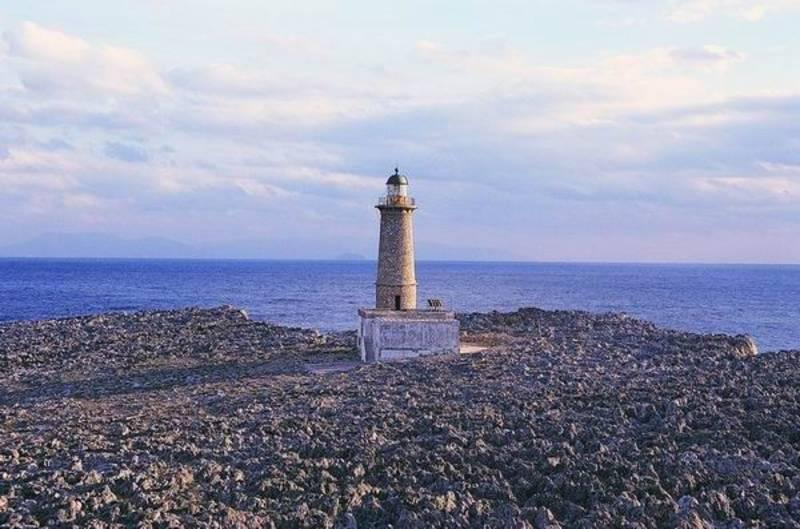 Φάρος Απολυτάραις Στο ακρωτήρι Απολυτάρες στα Αντικύθηρα, στο πιο νότιο σημείο του νησιού βρίσκεται ο φάρος ο οποίος είναι ένας από τους μεγαλύτερους φάρους με πετρέλαιο.