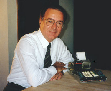 The Busicom Calculator Το Busicom calculator χρησιµοποιούσε πέντε Intel 4001 s, δύο 4002 s, τρία 4003 s και το 4004 CPU The original engineering prototype of the