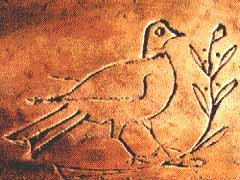 Το πουλί, σύμβολο της ψυχής, παραμένει ζωντανό τρώγοντας το σταφύλι, σύμβολο του Χριστού και πηγή της ζωής.