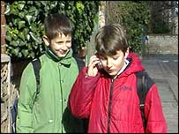 4. 9. 3 Χρήση των ασύρματων τηλεφώνων από τα παιδιά Τα επιστημονικά στοιχεία δεν εμφανίζουν κανέναν κίνδυνο για τους χρήστες των ασύρματων κινητών τηλεφώνων, συμπεριλαμβανομένων και των παιδιών και