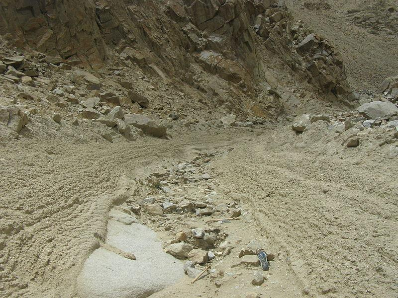 Debris flow fan Οι δεβριτικές ροές σχηματίζουν λοβούς στην επιφάνεια του ριπιδίου.