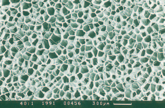 Výhody použitia Styroduru C pri obrátených strechách Odolnosť voči vode: Nasiakavosť izolačných dosiek je vďaka uzavretej bunkovej štruktúry peny a obojstrannému penovému plášťu na povrchu mimoriadne