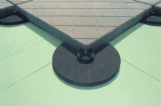 Pri ukladaní veľkoplošných platní nie je možné žiadne výškové vyrovnanie, preto musia projektanti a realizátori dbať na to, aby oceľovo-betónový strop vrátane izolácie nevykazoval žiadne vyklenutia a