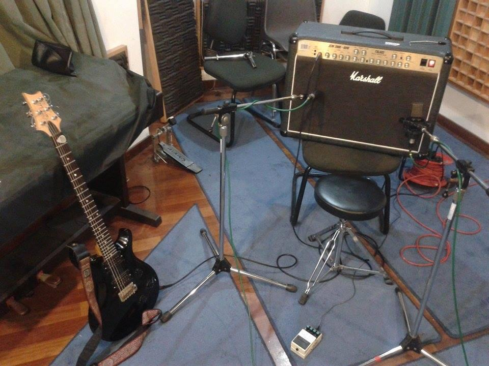 Η ηλεκτρική κιθάρα ηχογραφήθηκε μέσω ενισχυτή κιθάρας με δύο μικρόφωνα. Το shure beta58a (Εικόνα 6.