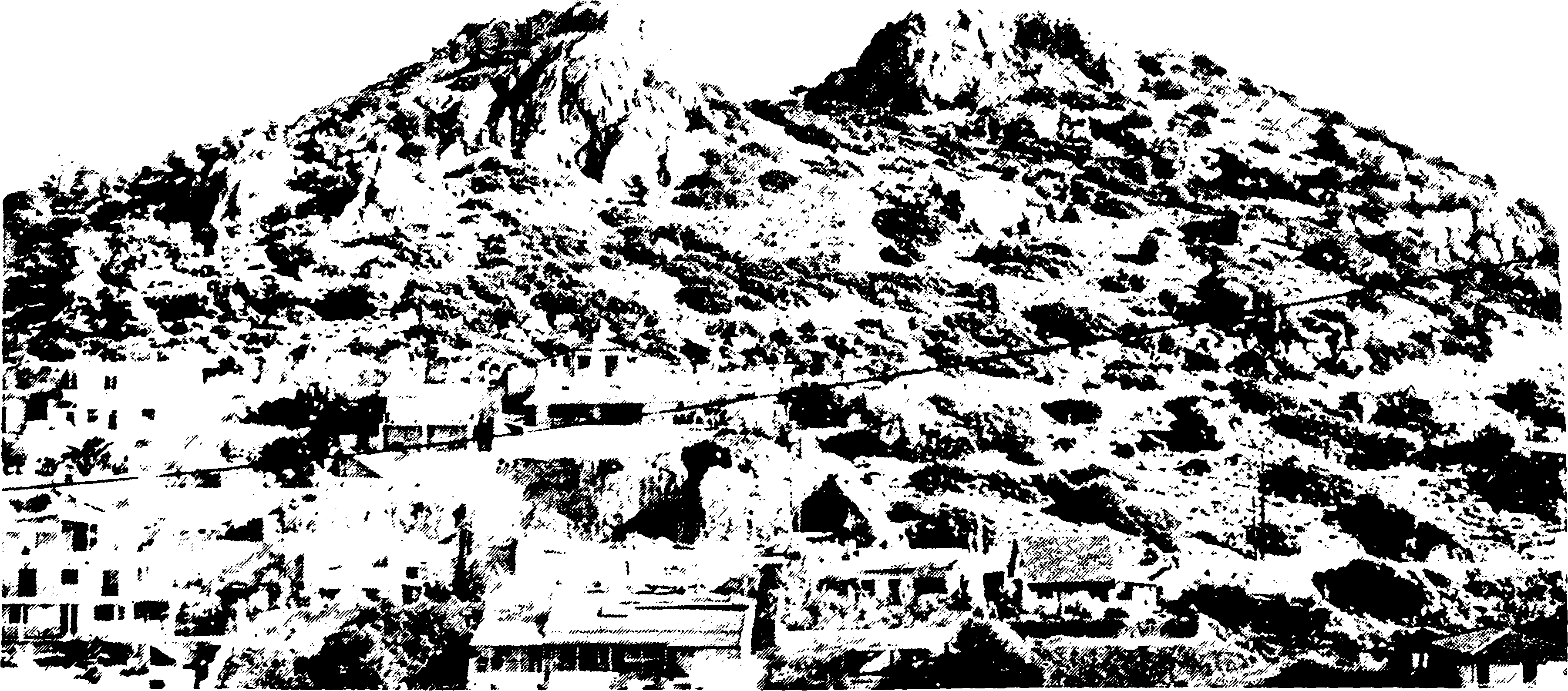 Η Μεσοελλαδική ακρόπολη, από τα νοτιοδυτικά (φωτογρ. Γ. Λ., 2002).