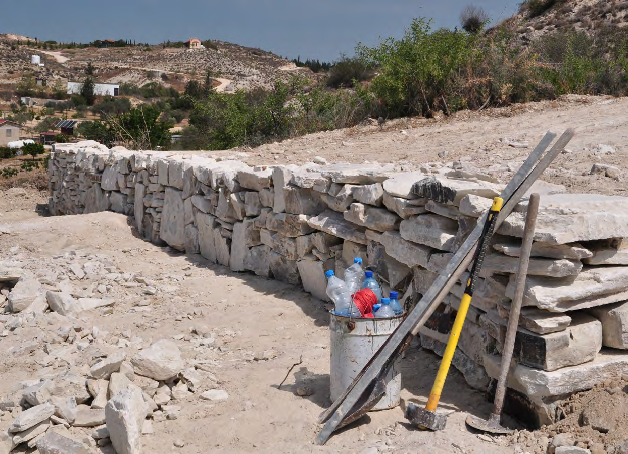 ΚΑΤΑΣΚΕΥΗ ΞΕΡΟΛΙΘΙΩΝ Κατασκευάστηκαν ξερολιθιές μήκους 120 m για την προστασία των φυτεύσεων από τη διάβρωση πλησίον των θέσεων αποκατάστασης ή/και επαναδημιουργίας του οικότοπου 5220*.