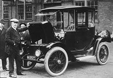 Μάλιστα, το 1898, το βελγικής κατασκευής αγωνιστικό ηλεκτρικό αυτοκίνητο «La Jamais Contente» φτάνει τα 108 km/h.