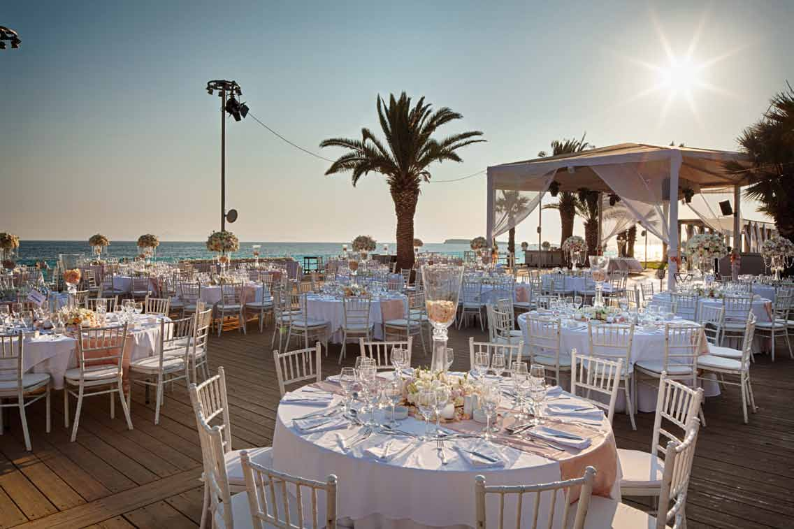 The exceptional view and the absolute dominance of the sea fully justify the name of the venue, as it is located at the privileged location of Vive Mar complex.