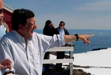 Ο πρόεδρος της Ευρωπαϊκής Επιτροπής José Manuel Barroso βλέπει αυτοπροσώπως τα δραματικά αποτελέσματα των κλιματικών αλλαγών που ήδη λαμβάνουν χώρα στη Γροιλανδία.
