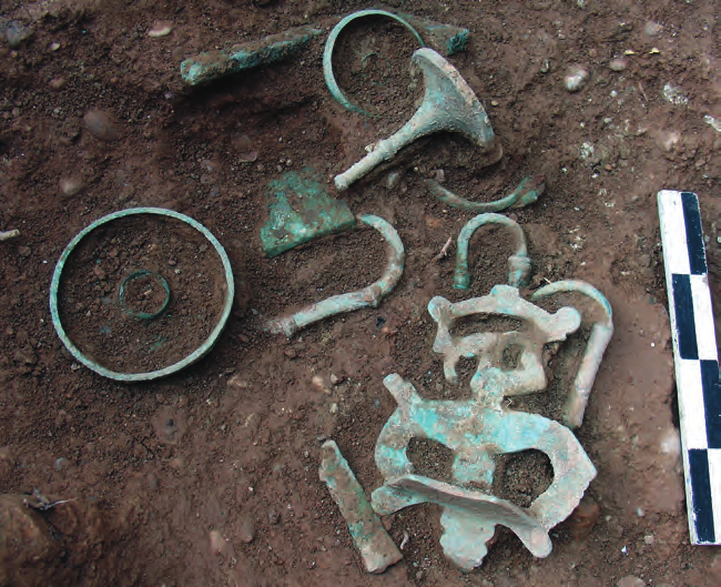Στο ύψωμα Καλλιθέα ή Ψωριαρού, είχε ανασκαφεί παλαιότερα τμήμα εκτεταμένου μυκηναϊκού νεκροταφείου με πλούσια κτερισμένους θαλαμοειδείς τάφους που χρονολογούνται από την ΥΕ ΙΙΒ έως την ΥΕ ΙΙΙΓ