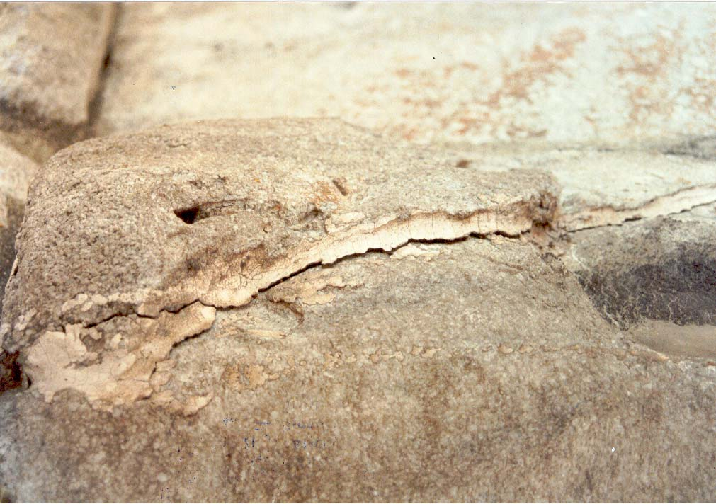Προβλήματα τοιχοποιιών από την εφαρμογή ακατάλληλων υλικών Early cracking of repointing mortars or renderings