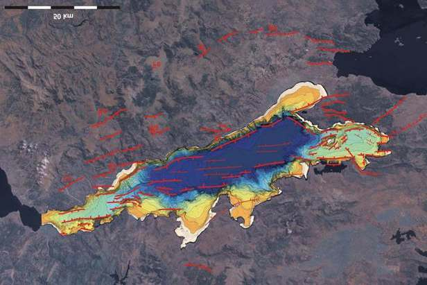 Δορυφορική φωτογραφία LANDSAT της Κεντρικής Ελλάδας και βυθομετρία του Κορινθιακού Κόλπου, όπως