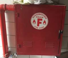 Επίσης οι προσόψεις κάθε πυροσβεστήρα και πυροσβεστικού κρουνού θα πρέπει να σηματοδοτείται λόγω των απαιτήσεων του νόμου στον χώρο (Εικόνα 17). Εικόνα 17.