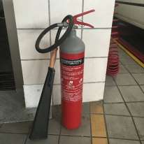 εκείνο το σημείο. Για παράδειγμα οι θέσεις των κάδων απορριμμάτων με πράσινη ταινία και οι δεξαμενές καύσιμων με μαύρη ταινία.