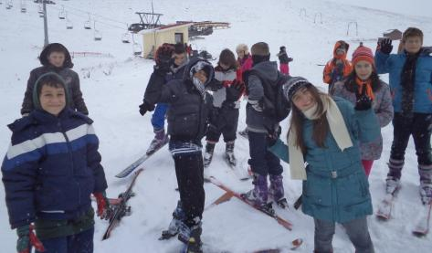 Χιονοδρομικό Κέντρο Σελίου Βέροιας - Επαφή με το άθλημα του σκι Τα παιδιά της ΣΤ' τάξης σε συνεργασία με το Δήμο Κορδελιού- Ευόσμου και το Εθνικό Χιονοδρομικό Κέντρο Σελίου συμμετείχαν σ ένα