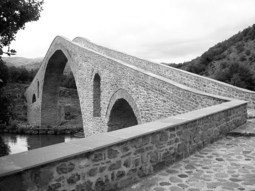 Ιδιαίτερη εντύπωση μας έκανε η γέφυρα της Καρύταινας γιατί έχει ένα μικρό εκκλησάκι κολλημένο πάνω της.