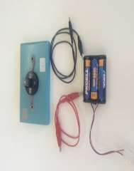 (καταναλωτής) 1 μπαταρία 1,5 Volt (πηγή) Συμβουλή: Συνδέουμε τον έναν πόλο της μπαταρίας με το ένα άκρο από το κροκοδειλάκι και το άλλο άκρο (από το κροκοδειλάκι) με τη λυχνιολαβή ή την επαφή του