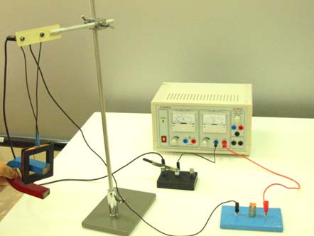 Τάση 55V από πολλαπλό μετασχηματιστή (με 110V είναι πιο εντυπωσιακό, είναι όμως πιθανό το πηνίο να εκτοξευθεί πάνω από την προέκταση του πυρήνα και να πέσει στον πάγκο με