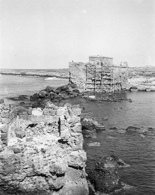 Λήψη φωτογραφίας από τα ερείπια του ανατολικού πύργου.