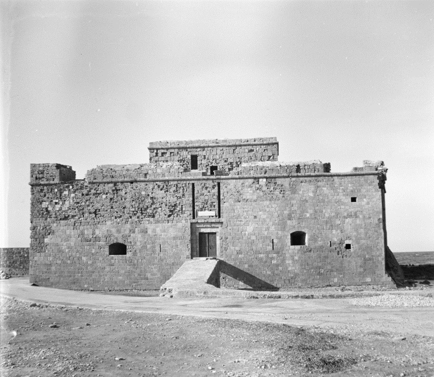 Εικ. 1.7. Πρόσοψη του κάστρου με έντονη φθορά της εξωτερικής επιφάνειάς του (Φωτογραφικό αρχείο Τμήματος Αρχαιοτήτων Κύπρου, 1939). Εικ. 1.8.