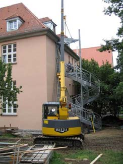 Stavebné žeriavy delíme podľa možnosti pohybu po horizontálnej rovine: a) stabilné, b) pojazdné.