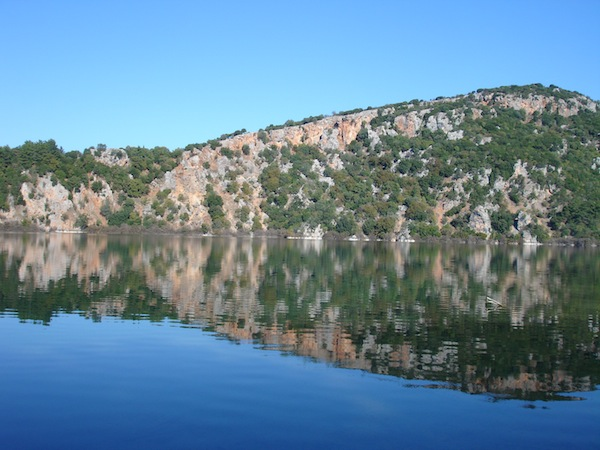Η λίμνη Ζηρού αποτελεί ένα φυσικό στολίδι κοντά στη Φιλιππιάδα Πρεβέζης, στο ύψος της Παντάνασσας, δύο χιλιόμετρα  Το σχήμα της λίμνης είναι ελλειπτικό και οι διαστάσεις της λίμνης είναι περί τα 900