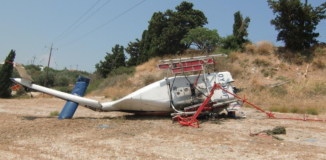 προσγείωσης, το οποίο φέρει εκτεταμένες τριβές και στρέβλωση (φωτ.4). Στη συνέχεια ήρθε σε επαφή το παρέκταμα της πλυστικής συσκευής, από το οποίο προκλήθηκαν οι σπινθήρες που παρατηρήθηκαν.