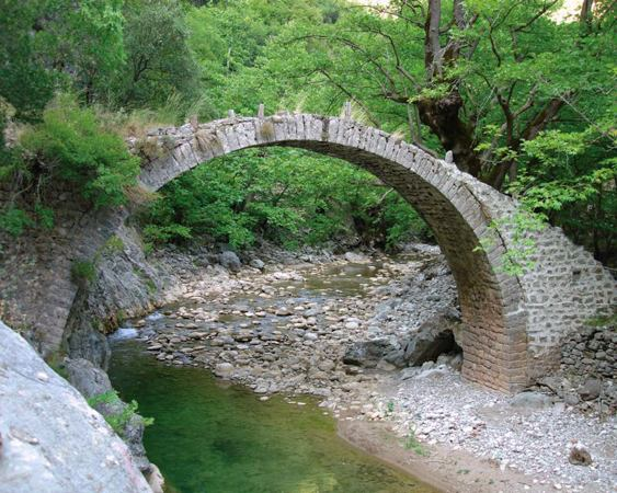 Το γεφύρι των Ελληνικών η Κορακονησίου Γεφυρώνει το ρέμα Αρέντας, 400 μέτρα περίπου, πριν τη συμβολή του με τον Αχελώο, στην τοποθεσία «Κορακονήσι».