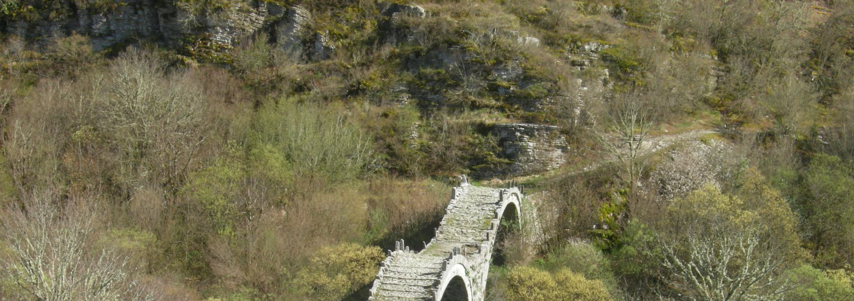 Σπύρο Μαντά, να δηλώσει ότι οι άνθρωποι, για να καλύψουν μια επιτακτική ανάγκη τους, αυτήν της επικοινωνίας, αναγκάστηκαν να προεκτείνουν την ίδια τη φύση, χτίζοντας αυτά τα αριστουργήματα της λαϊκής